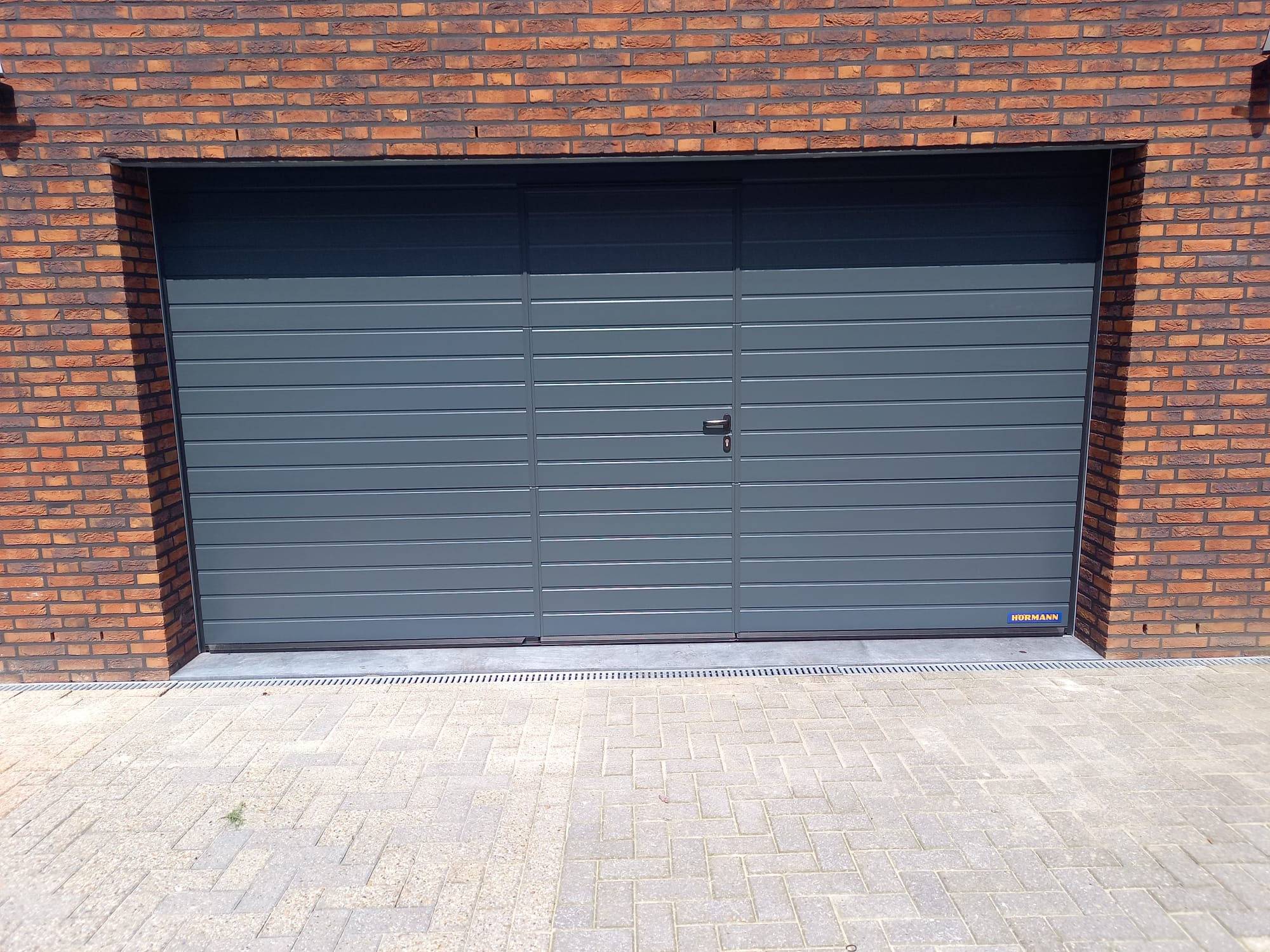 Garagedeur met loopdeur